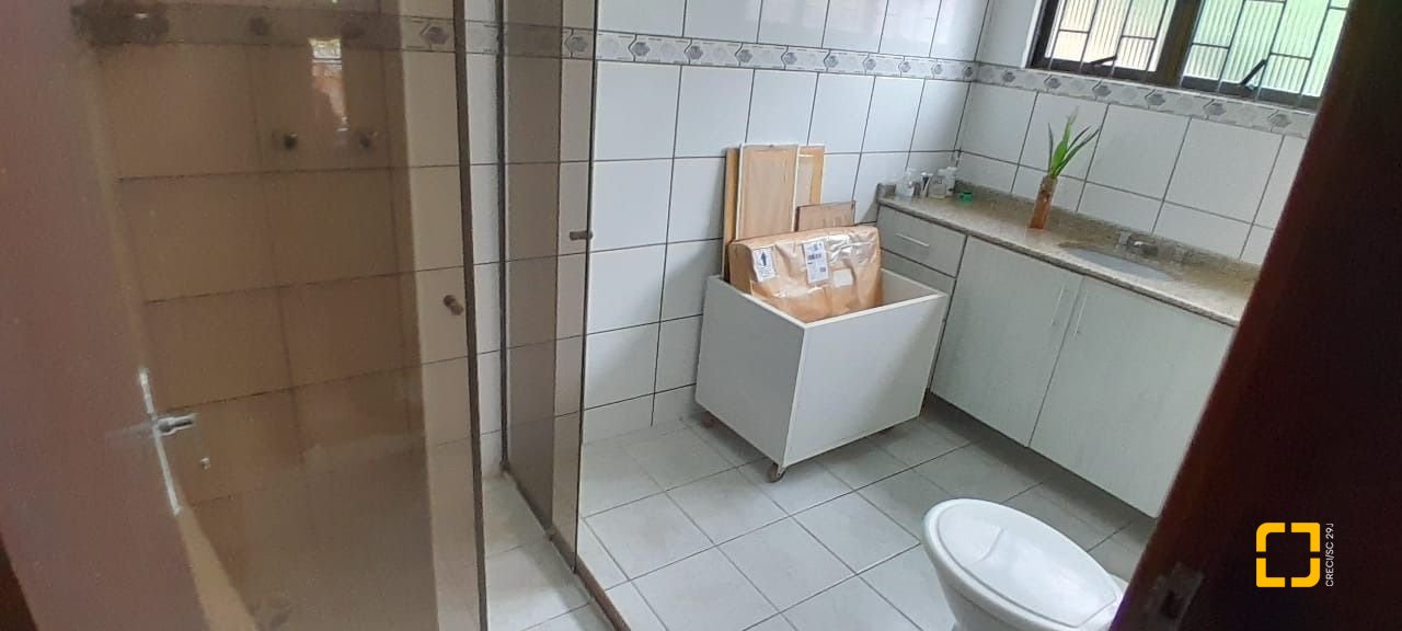 Casa com 264m², 7 quartos (sendo 1 suíte), 4 garagens, no bairro Centro em Florianópolis