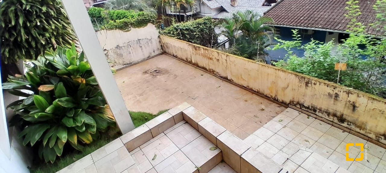 Casa com 264m², 7 quartos (sendo 1 suíte), 4 garagens, no bairro Centro em Florianópolis