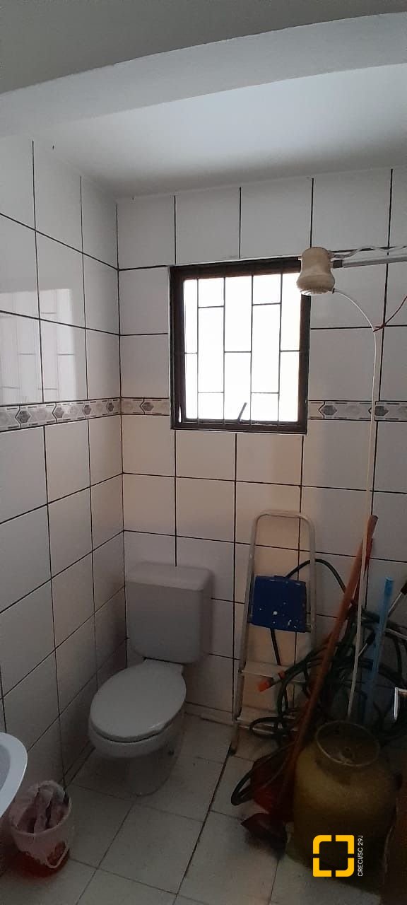 Casa com 264m², 7 quartos (sendo 1 suíte), 4 garagens, no bairro Centro em Florianópolis