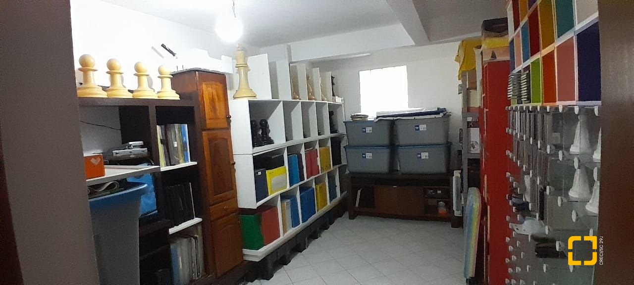 Casa com 264m², 7 quartos (sendo 1 suíte), 4 garagens, no bairro Centro em Florianópolis