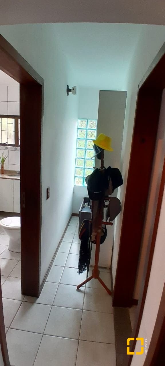 Casa com 264m², 7 quartos (sendo 1 suíte), 4 garagens, no bairro Centro em Florianópolis