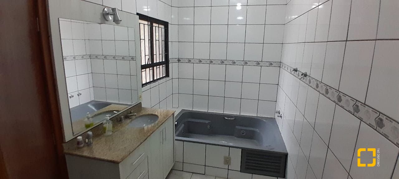Casa com 264m², 7 quartos (sendo 1 suíte), 4 garagens, no bairro Centro em Florianópolis