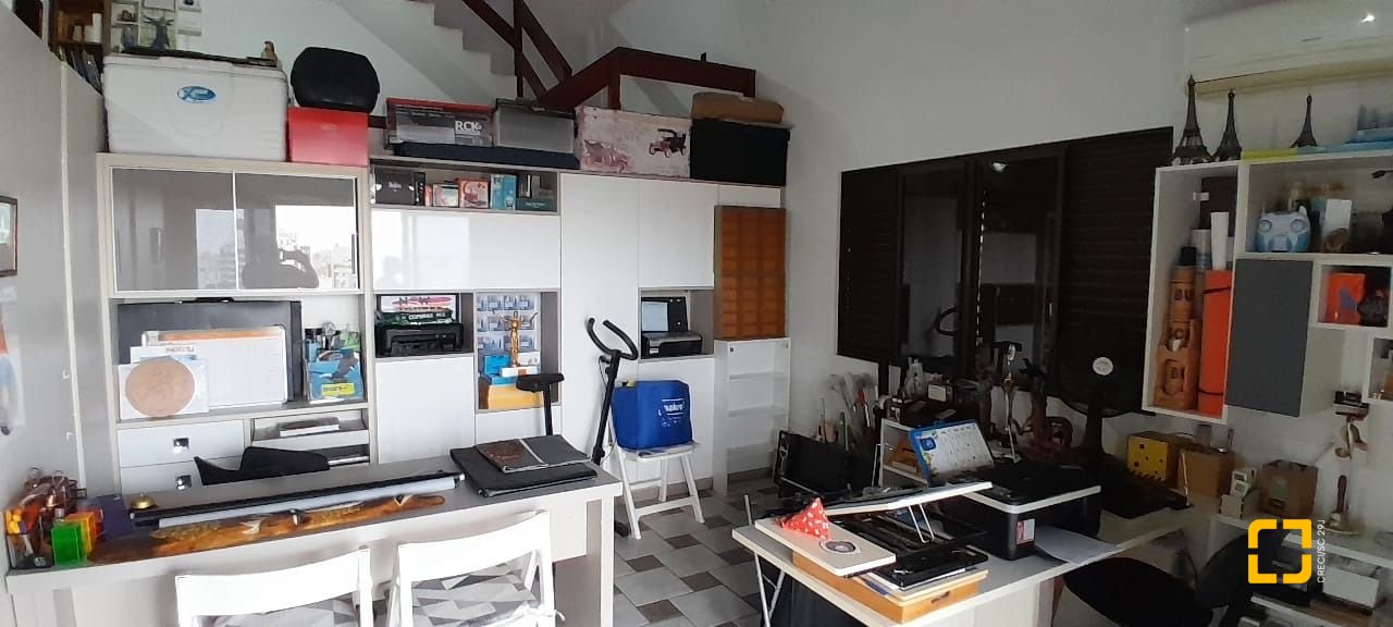 Casa com 264m², 7 quartos (sendo 1 suíte), 4 garagens, no bairro Centro em Florianópolis