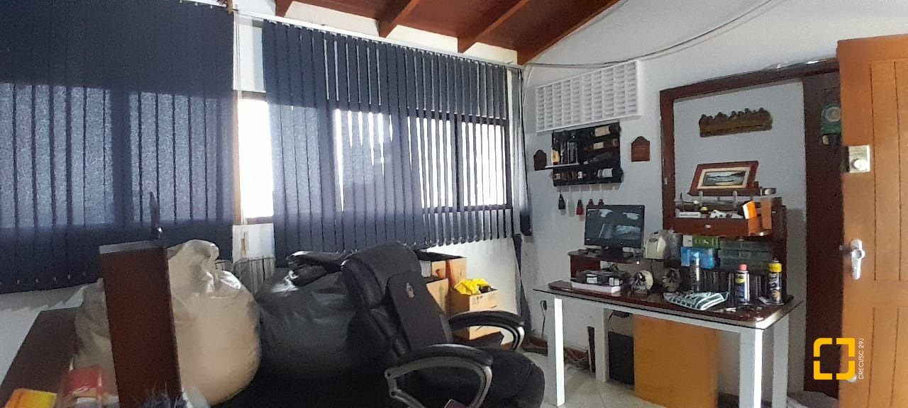 Casa com 264m², 7 quartos (sendo 1 suíte), 4 garagens, no bairro Centro em Florianópolis