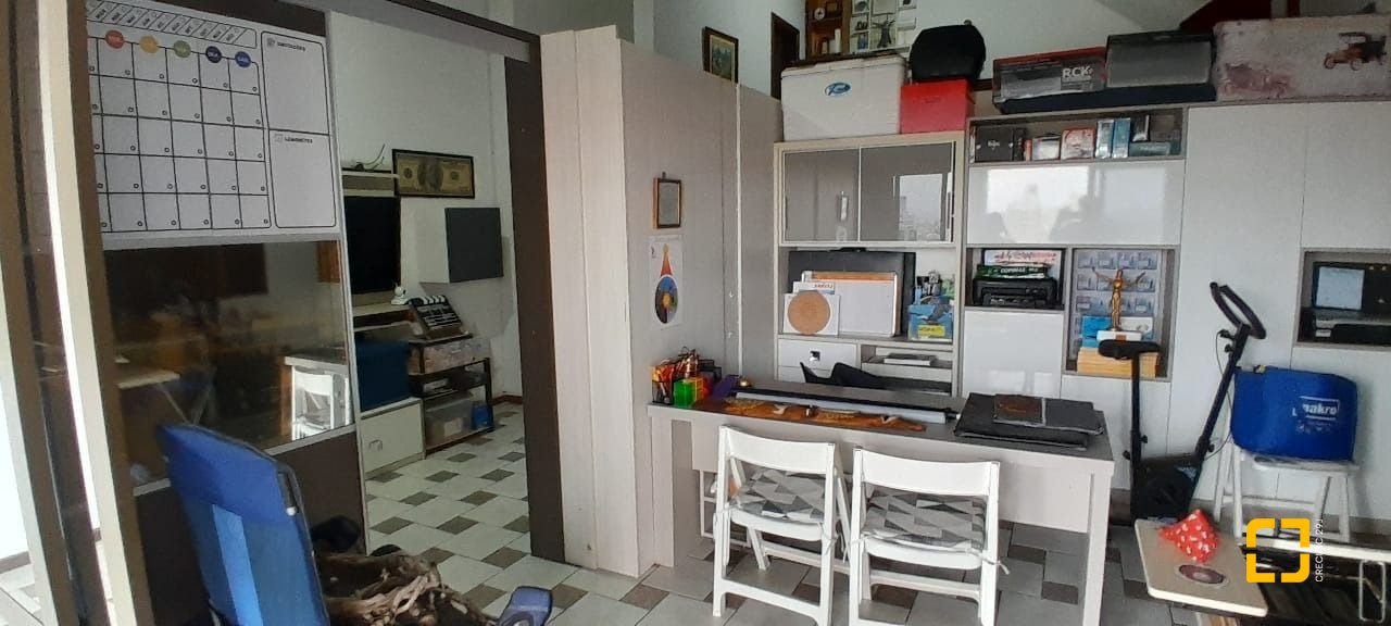 Casa com 264m², 7 quartos (sendo 1 suíte), 4 garagens, no bairro Centro em Florianópolis