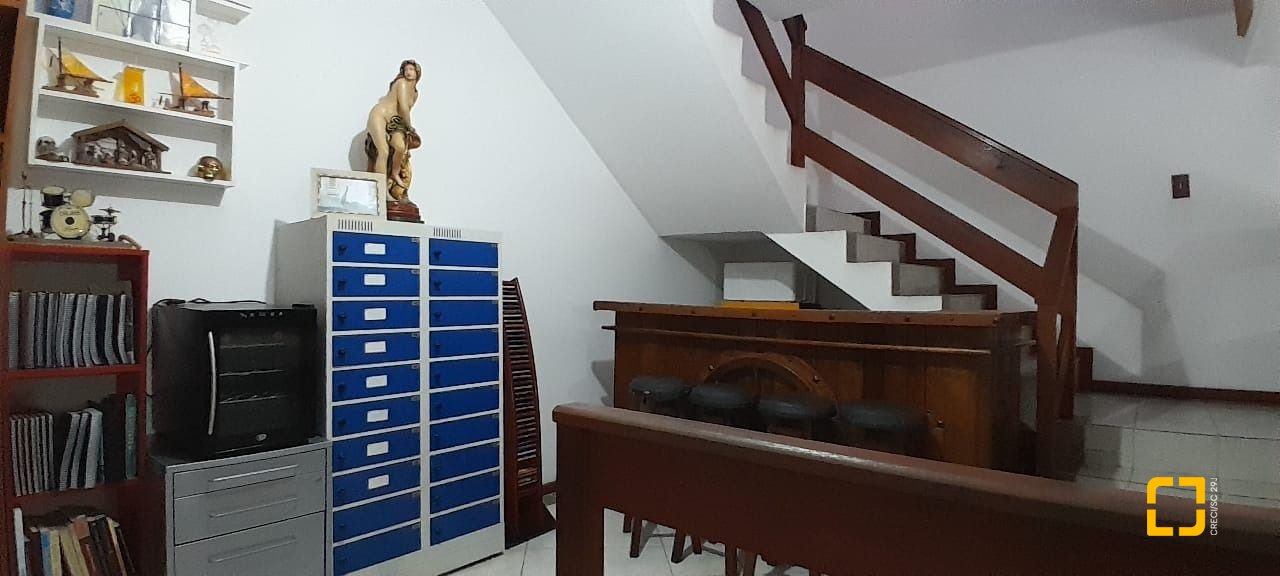 Casa com 264m², 7 quartos (sendo 1 suíte), 4 garagens, no bairro Centro em Florianópolis