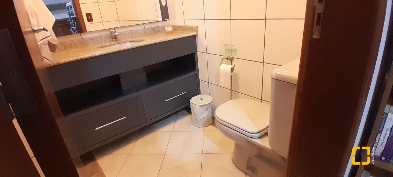 Casa com 264m², 7 quartos (sendo 1 suíte), 4 garagens, no bairro Centro em Florianópolis