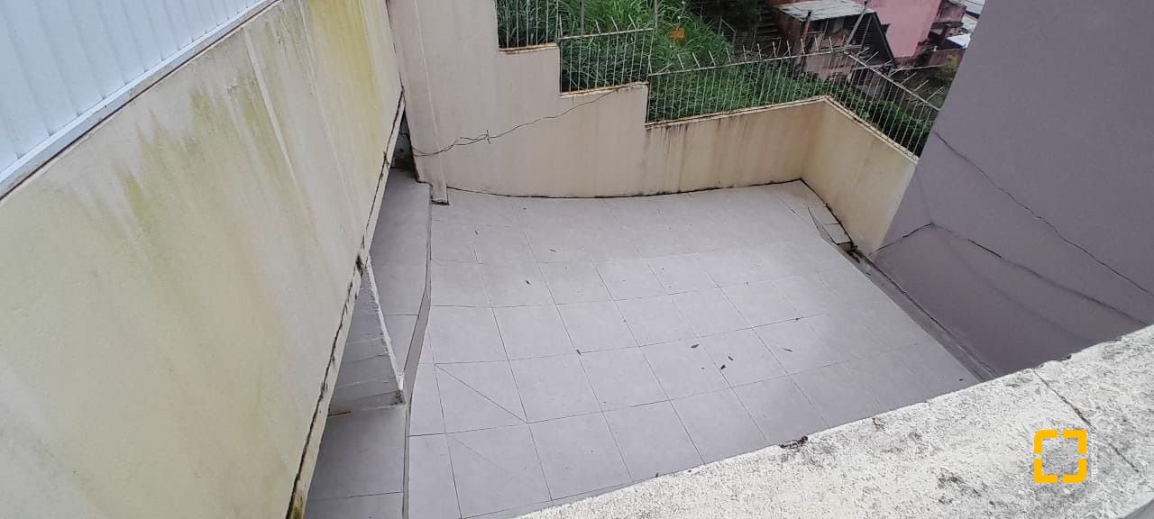 Casa com 264m², 7 quartos (sendo 1 suíte), 4 garagens, no bairro Centro em Florianópolis