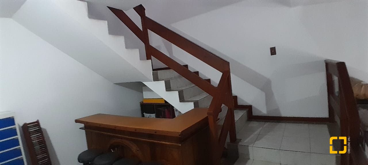 Casa com 264m², 7 quartos (sendo 1 suíte), 4 garagens, no bairro Centro em Florianópolis
