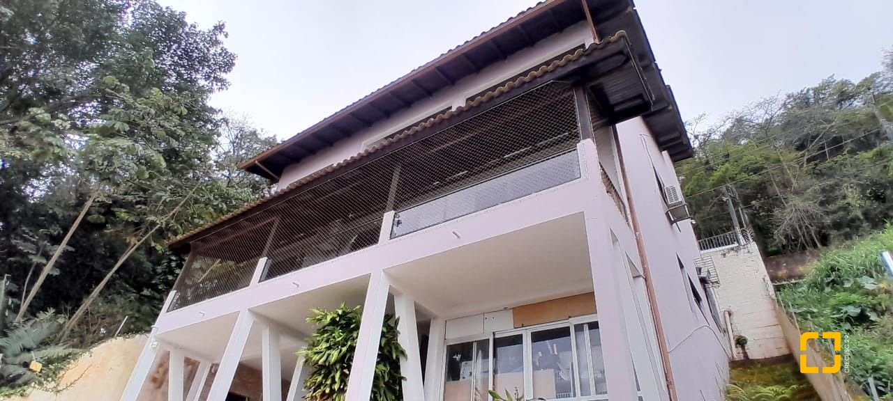 Casa com 264m², 7 quartos (sendo 1 suíte), 4 garagens, no bairro Centro em Florianópolis