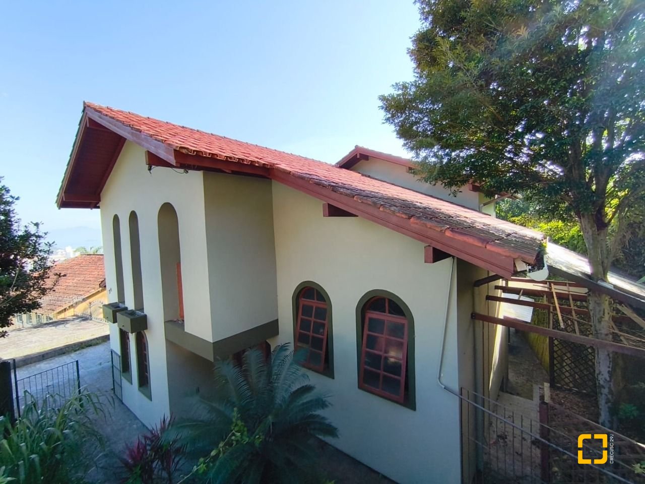 Casa com 380m², 6 quartos (sendo 2 suítes), 6 garagens, no bairro João Paulo em Florianópolis