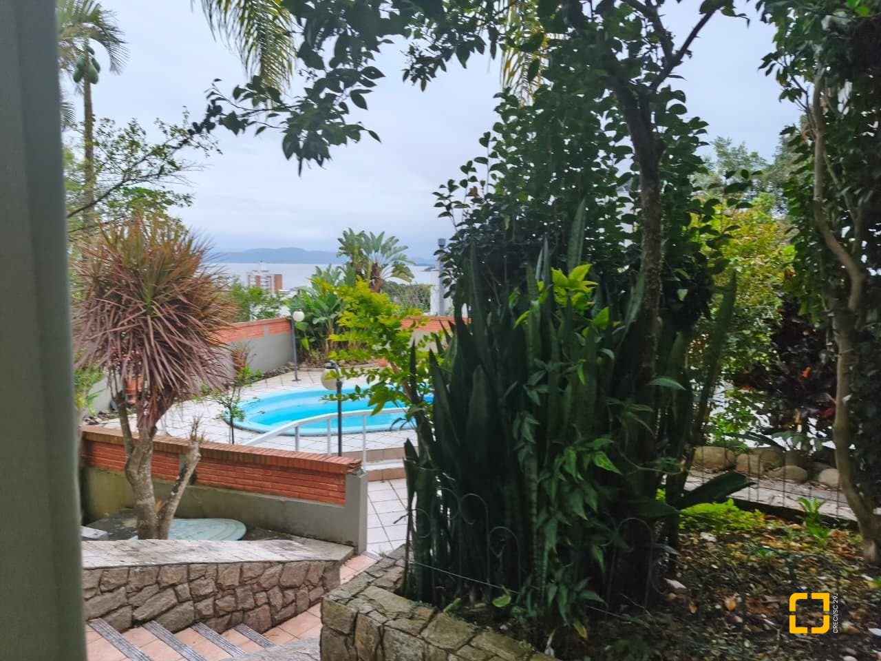 Casa com 380m², 6 quartos (sendo 2 suítes), 6 garagens, no bairro João Paulo em Florianópolis
