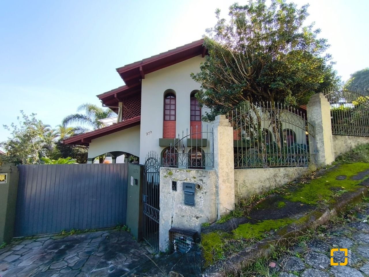 Casa com 380m², 6 quartos (sendo 2 suítes), 6 garagens, no bairro João Paulo em Florianópolis