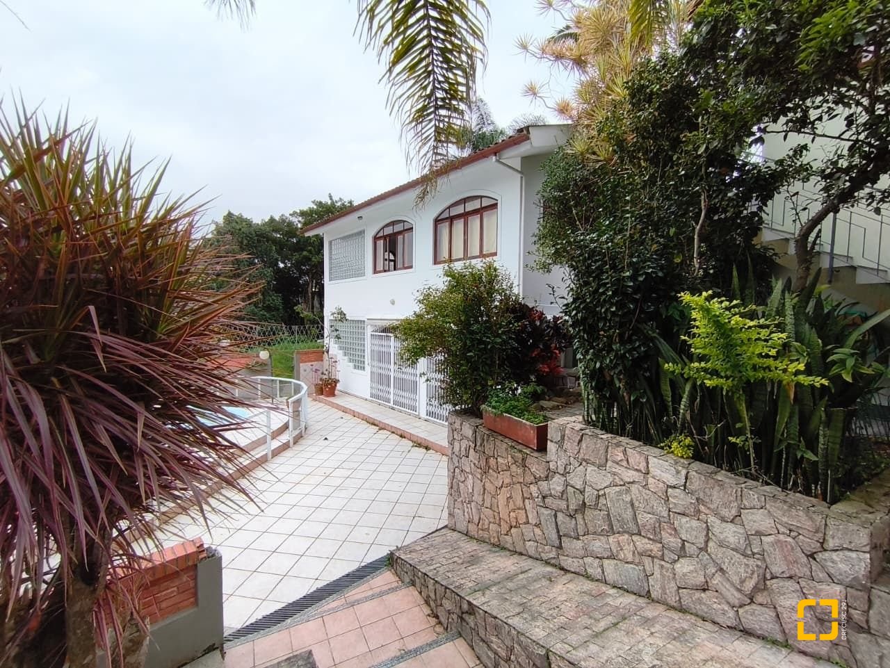 Casa com 380m², 6 quartos (sendo 2 suítes), 6 garagens, no bairro João Paulo em Florianópolis