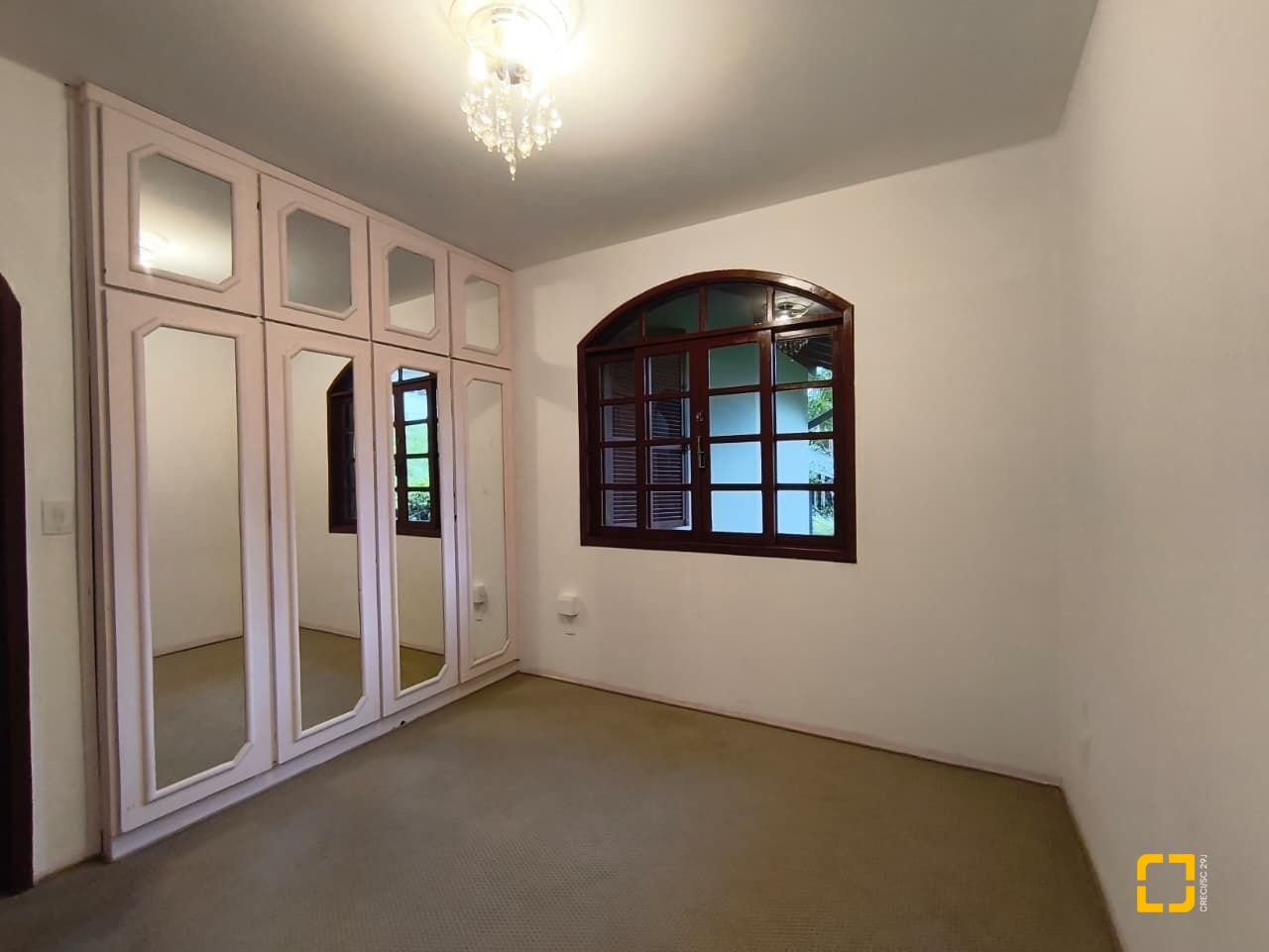 Casa com 380m², 6 quartos (sendo 2 suítes), 6 garagens, no bairro João Paulo em Florianópolis