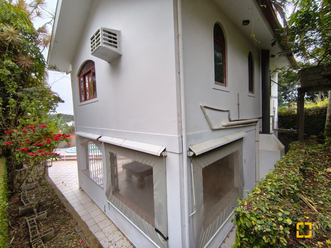 Casa com 380m², 6 quartos (sendo 2 suítes), 6 garagens, no bairro João Paulo em Florianópolis