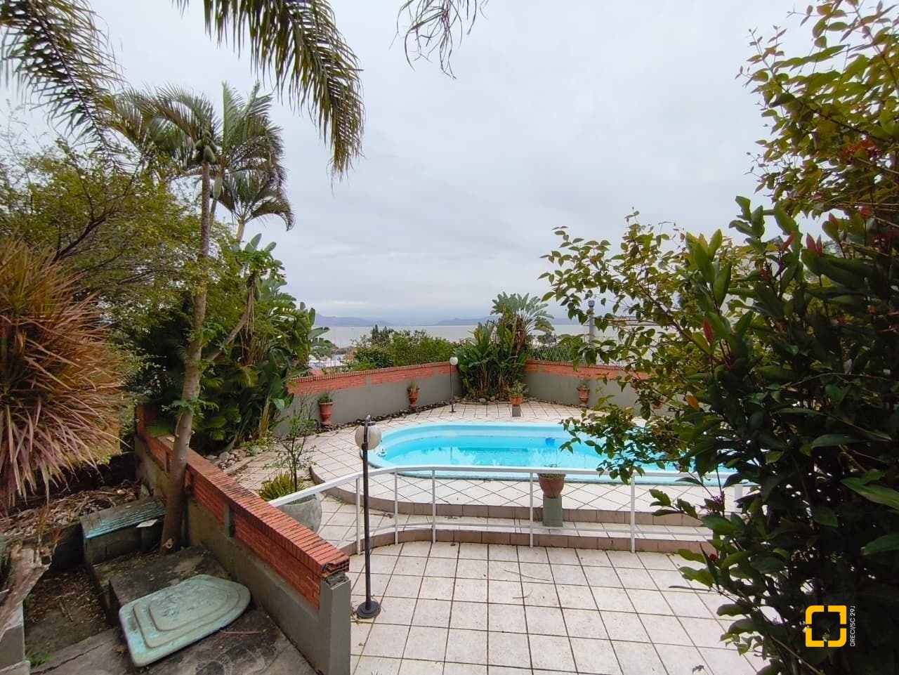 Casa com 380m², 6 quartos (sendo 2 suítes), 6 garagens, no bairro João Paulo em Florianópolis
