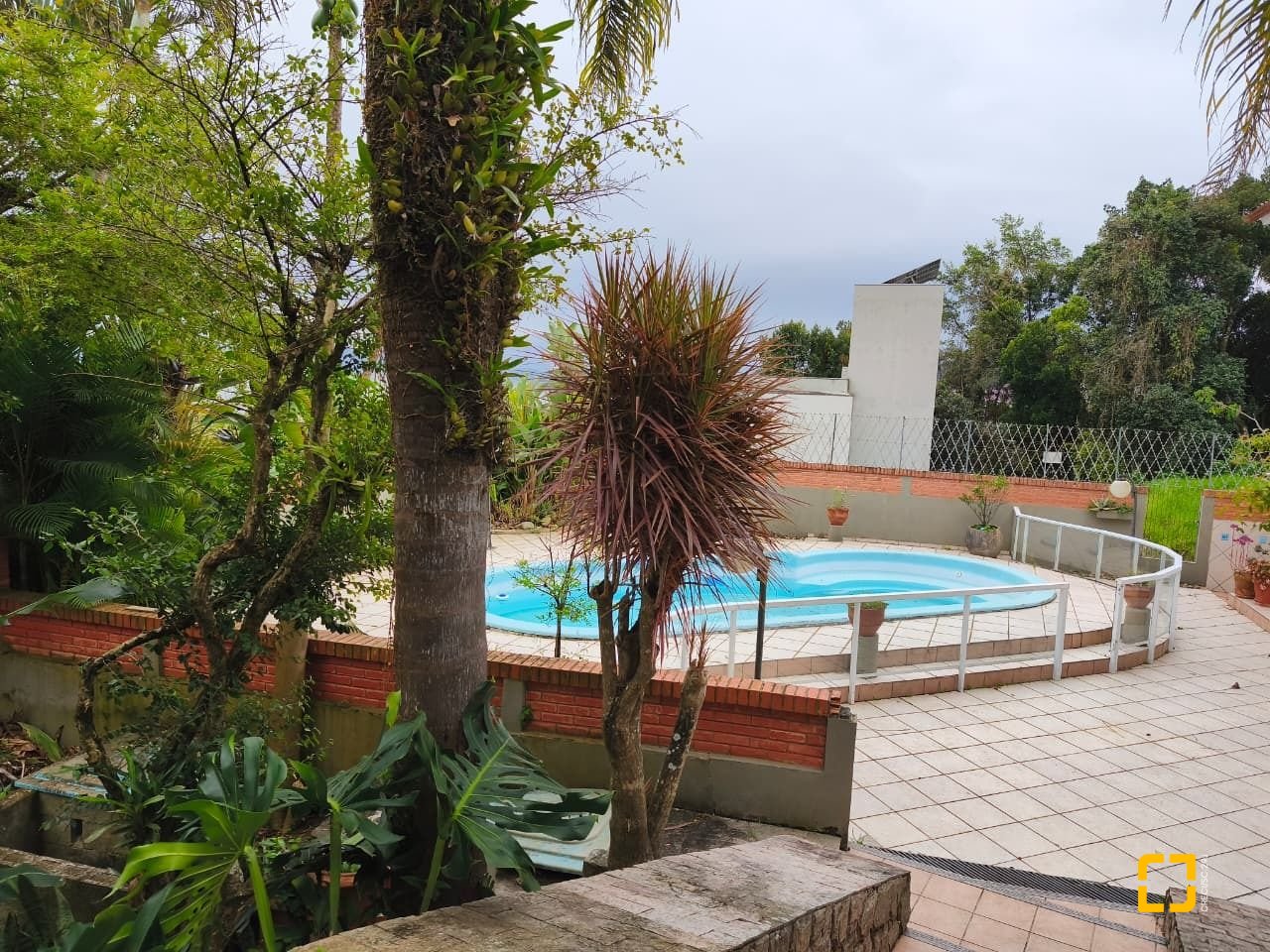Casa com 380m², 6 quartos (sendo 2 suítes), 6 garagens, no bairro João Paulo em Florianópolis