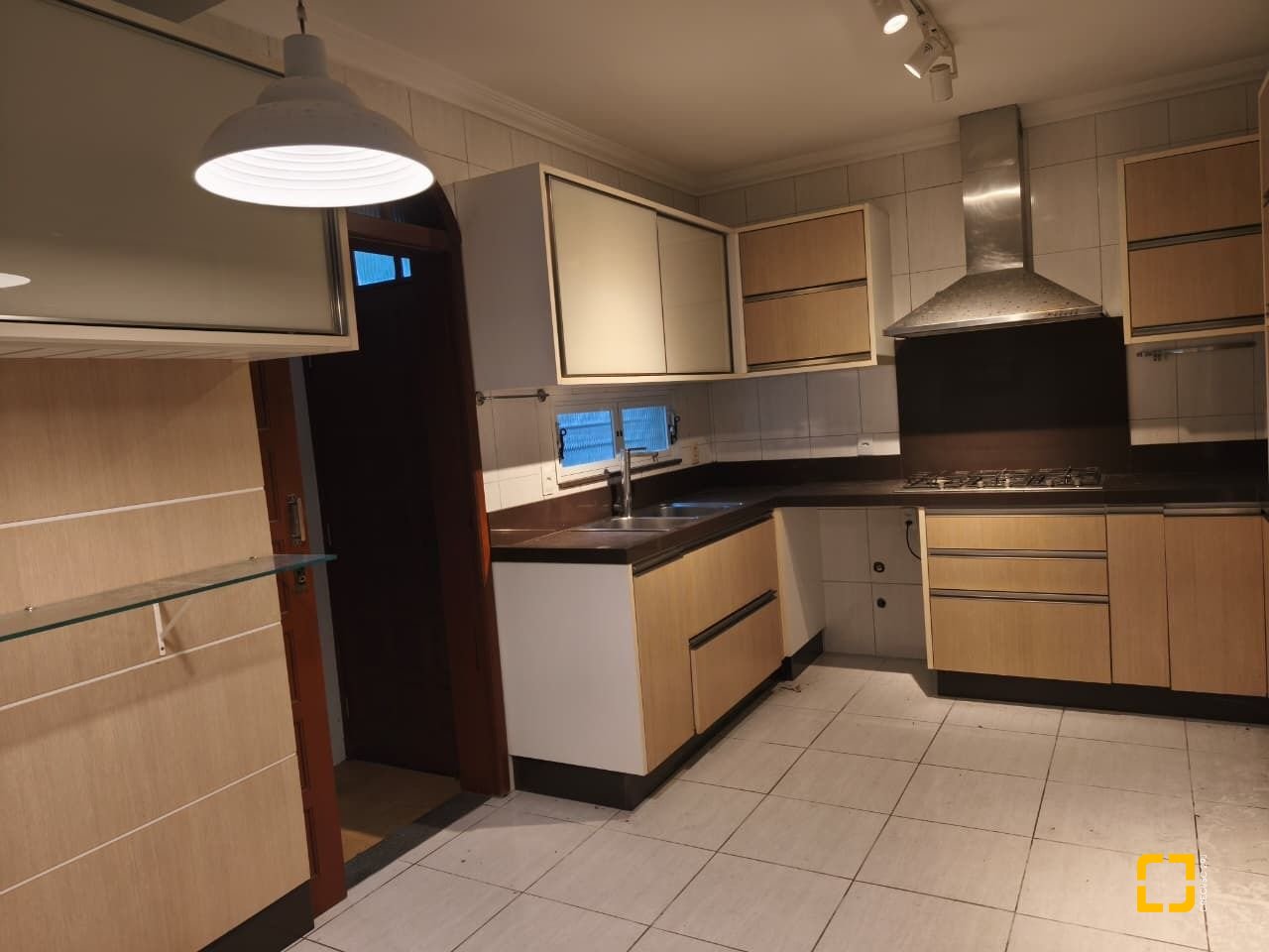 Casa com 380m², 6 quartos (sendo 2 suítes), 6 garagens, no bairro João Paulo em Florianópolis