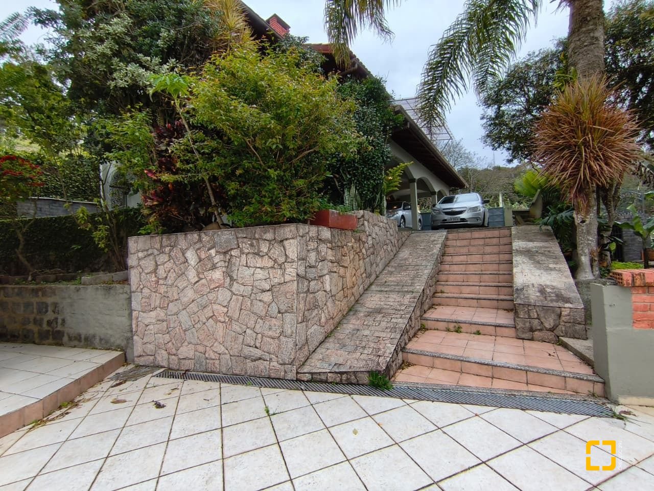 Casa com 380m², 6 quartos (sendo 2 suítes), 6 garagens, no bairro João Paulo em Florianópolis