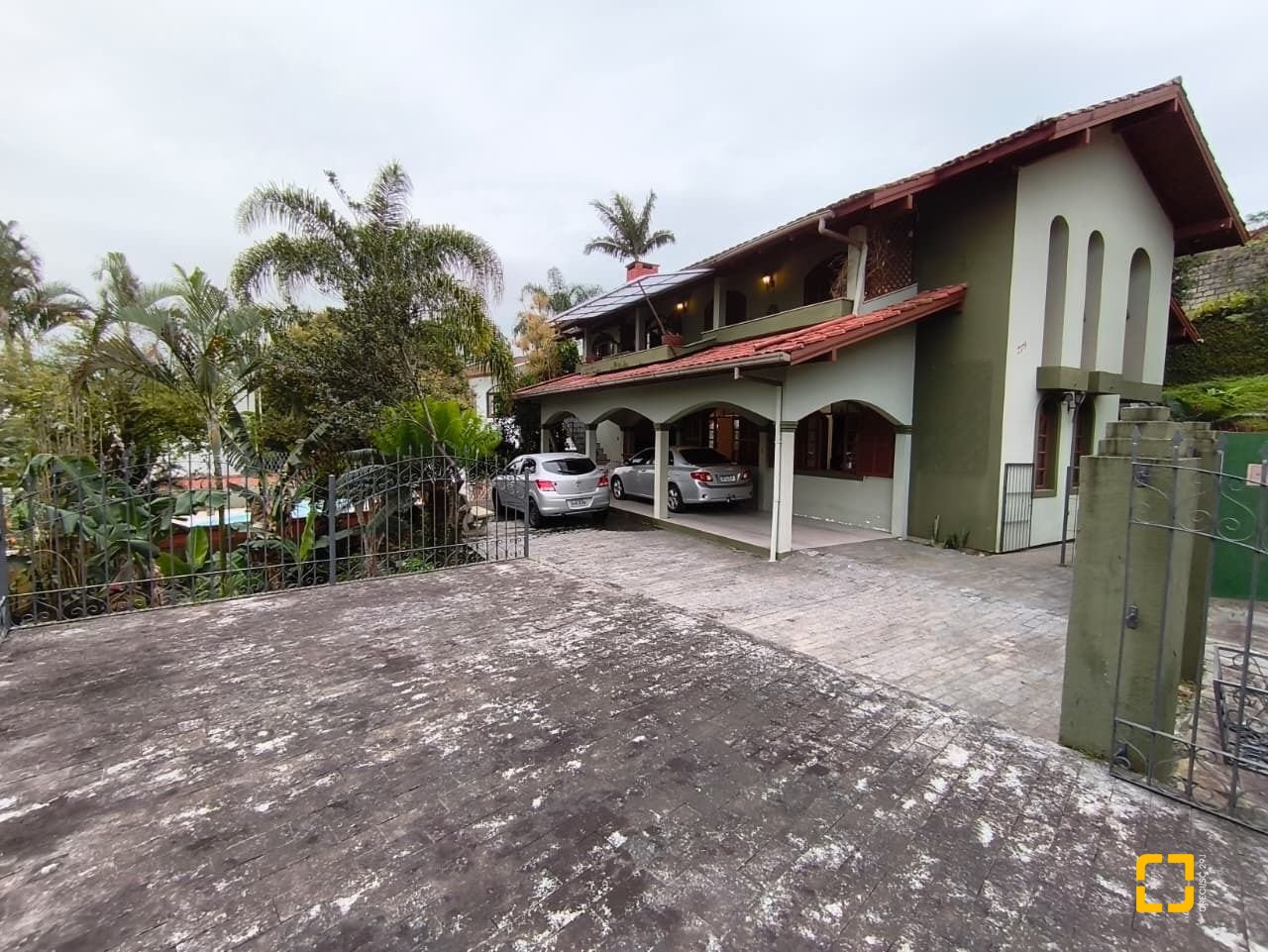 Casa com 380m², 6 quartos (sendo 2 suítes), 6 garagens, no bairro João Paulo em Florianópolis