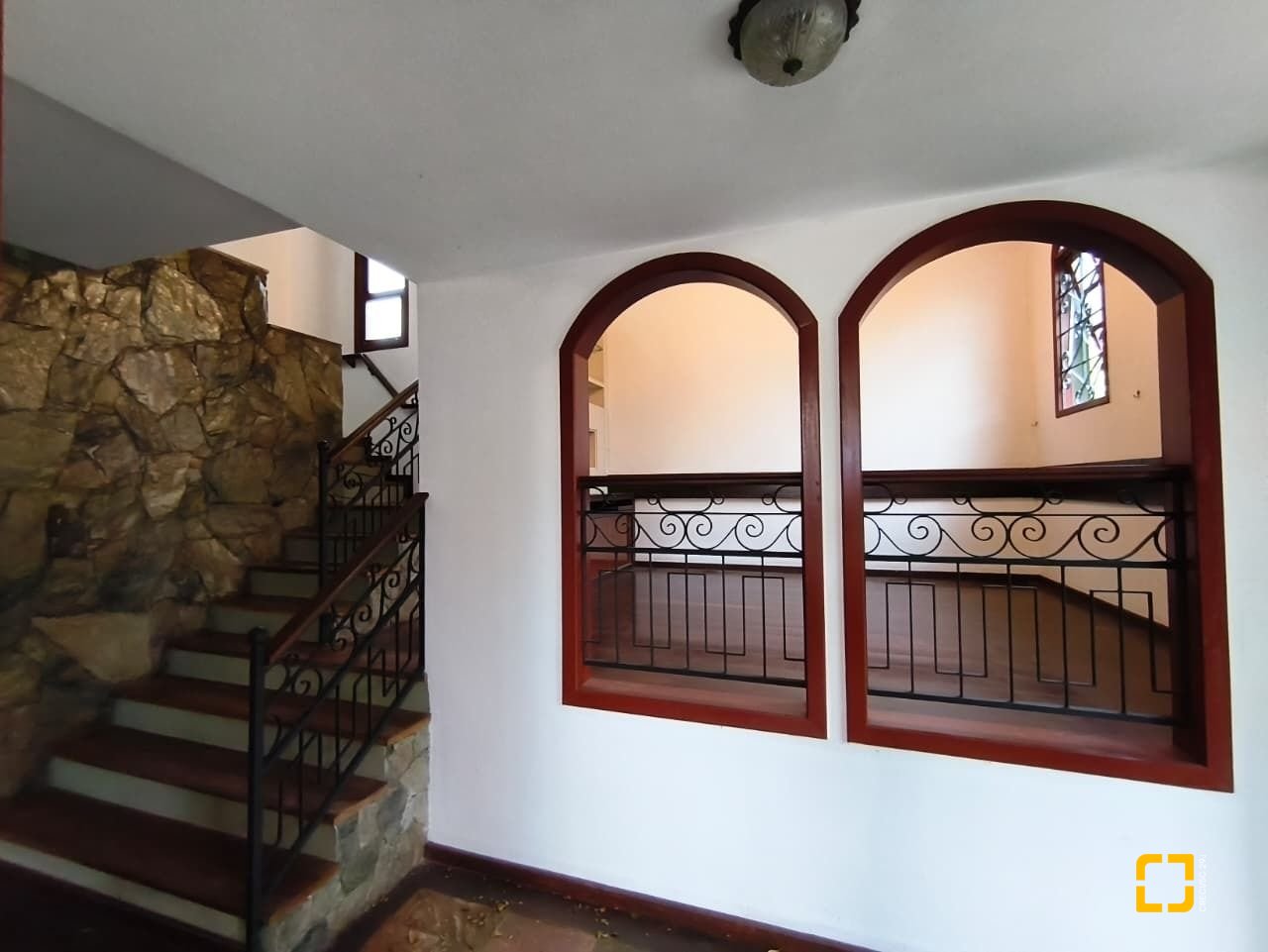 Casa com 380m², 6 quartos (sendo 2 suítes), 6 garagens, no bairro João Paulo em Florianópolis