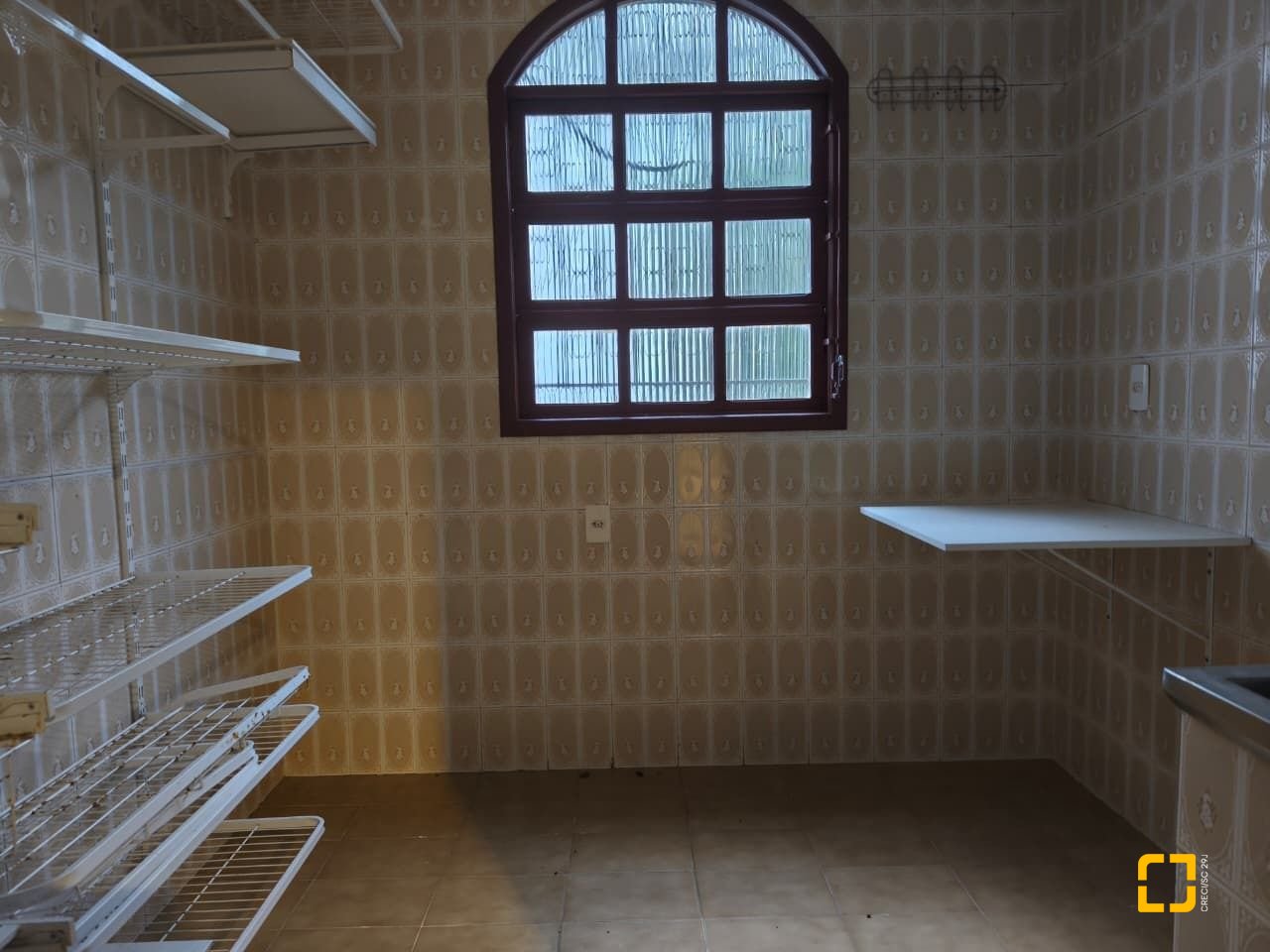 Casa com 380m², 6 quartos (sendo 2 suítes), 6 garagens, no bairro João Paulo em Florianópolis