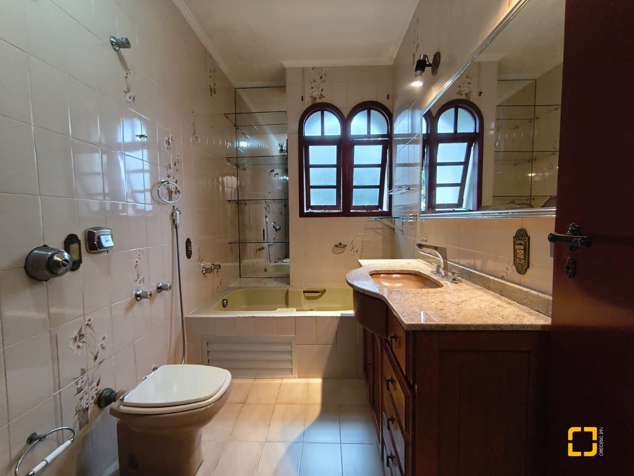 Casa com 380m², 6 quartos (sendo 2 suítes), 6 garagens, no bairro João Paulo em Florianópolis