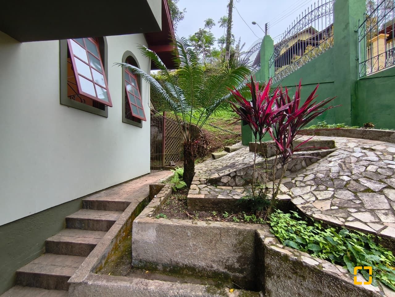 Casa com 380m², 6 quartos (sendo 2 suítes), 6 garagens, no bairro João Paulo em Florianópolis