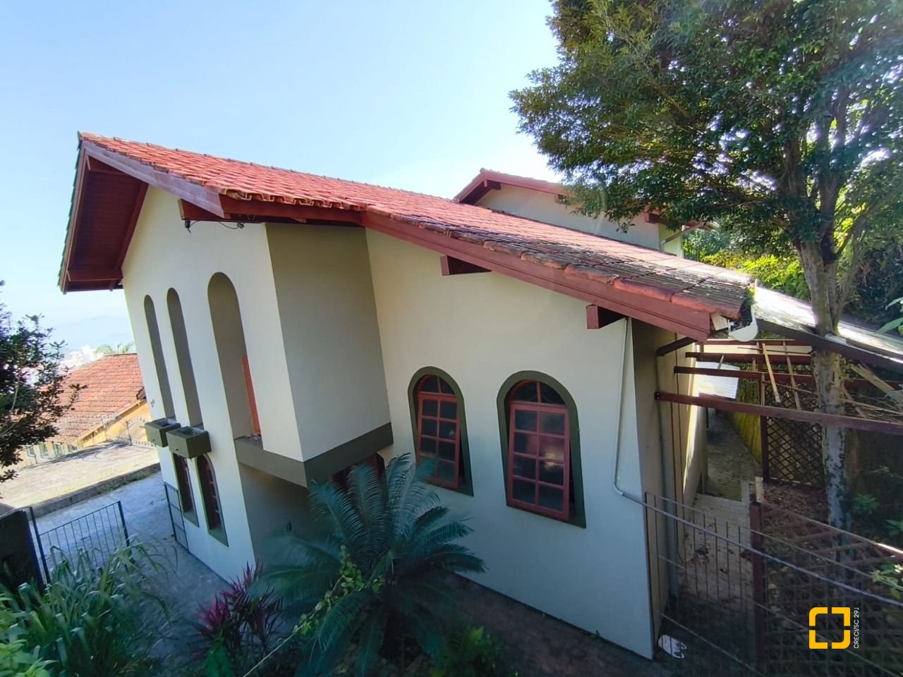 Casa com 380m², 6 quartos (sendo 2 suítes), 6 garagens, no bairro João Paulo em Florianópolis