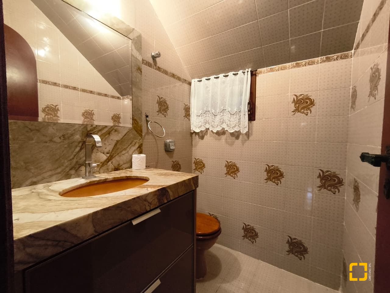 Casa com 380m², 6 quartos (sendo 2 suítes), 6 garagens, no bairro João Paulo em Florianópolis
