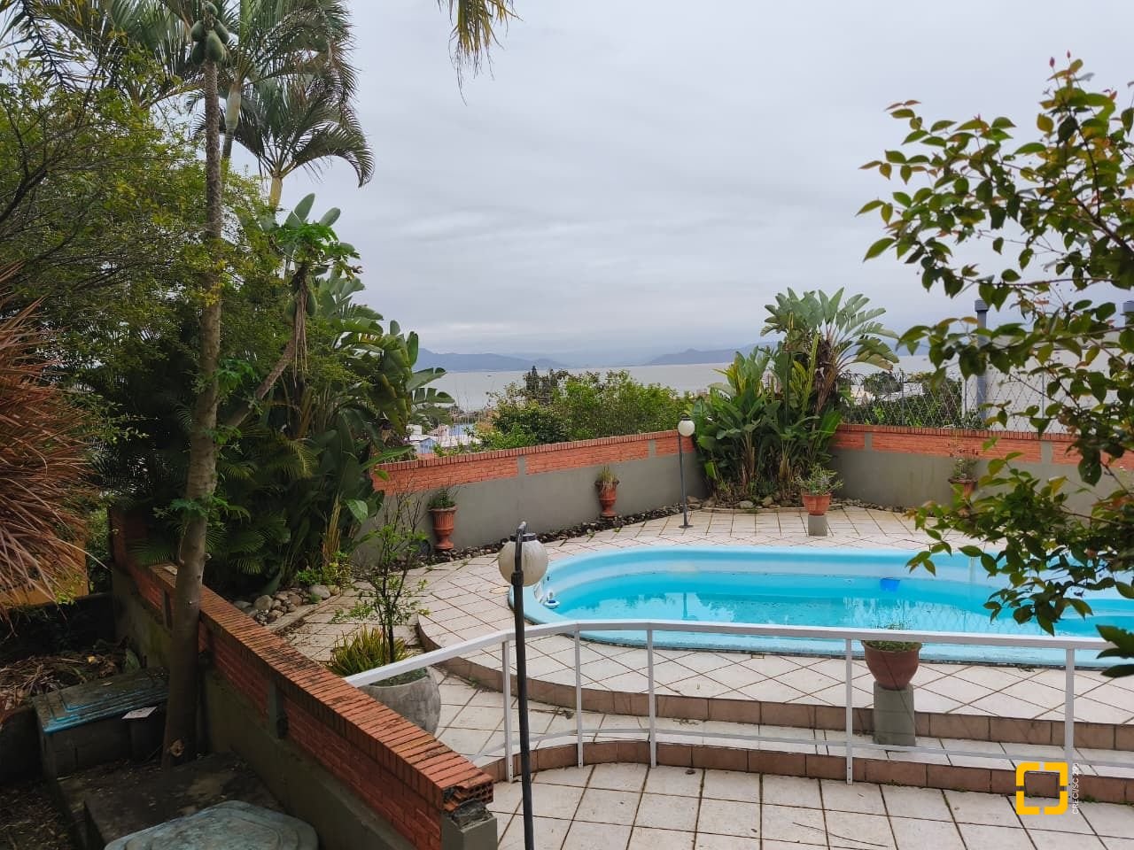 Casa com 380m², 6 quartos (sendo 2 suítes), 6 garagens, no bairro João Paulo em Florianópolis