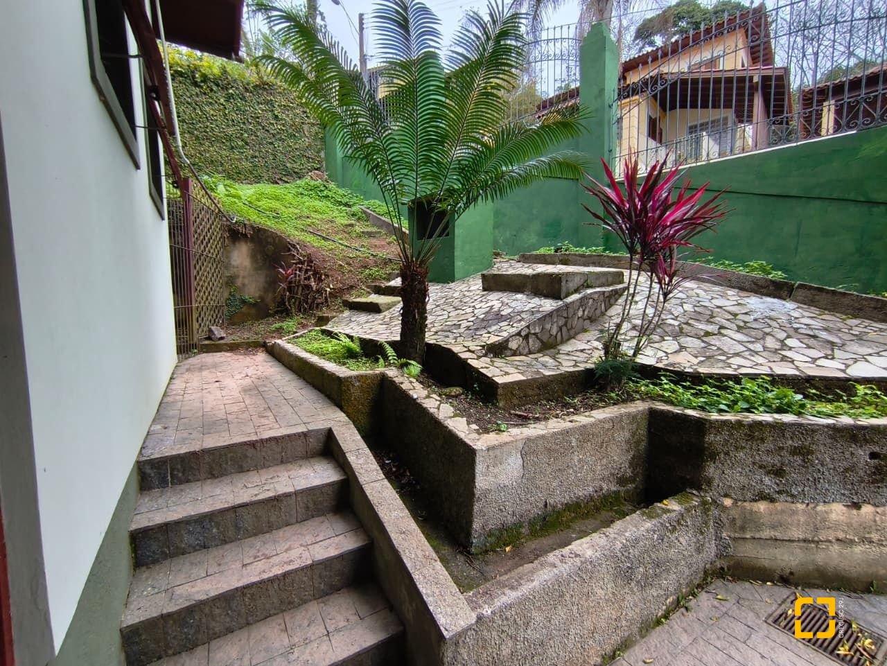 Casa com 380m², 6 quartos (sendo 2 suítes), 6 garagens, no bairro João Paulo em Florianópolis