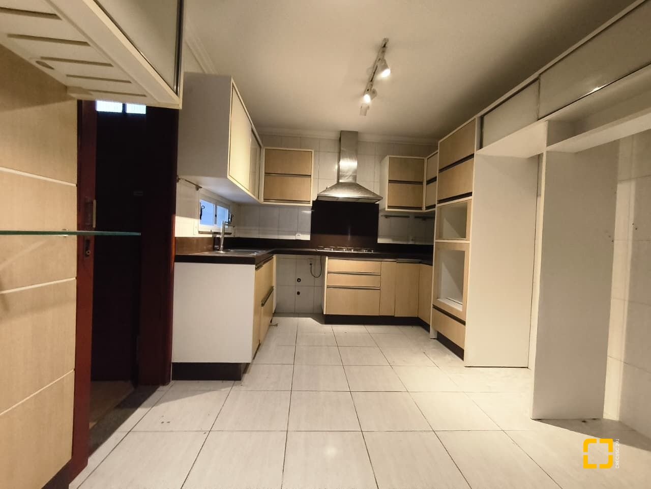 Casa com 380m², 6 quartos (sendo 2 suítes), 6 garagens, no bairro João Paulo em Florianópolis