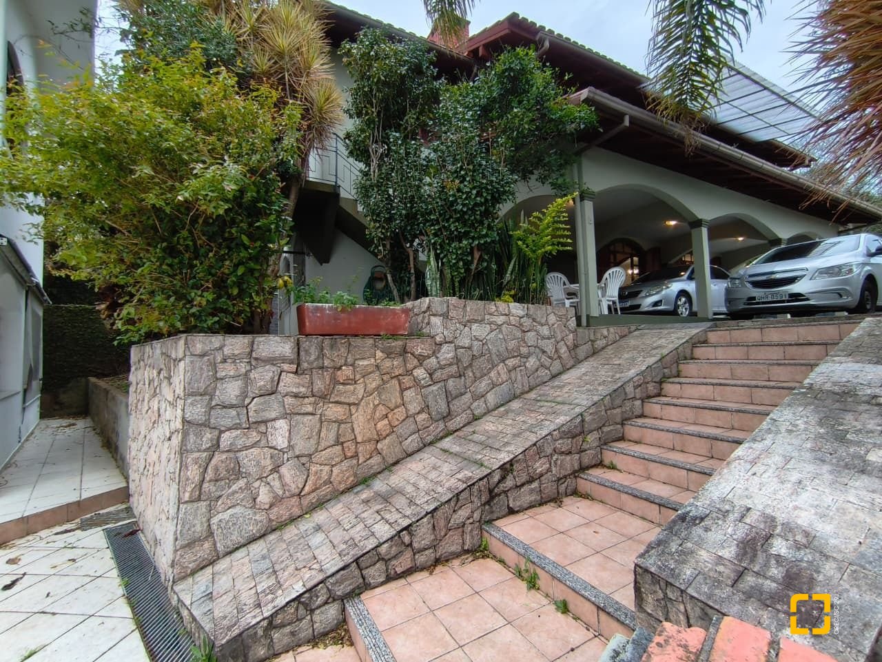 Casa com 380m², 6 quartos (sendo 2 suítes), 6 garagens, no bairro João Paulo em Florianópolis