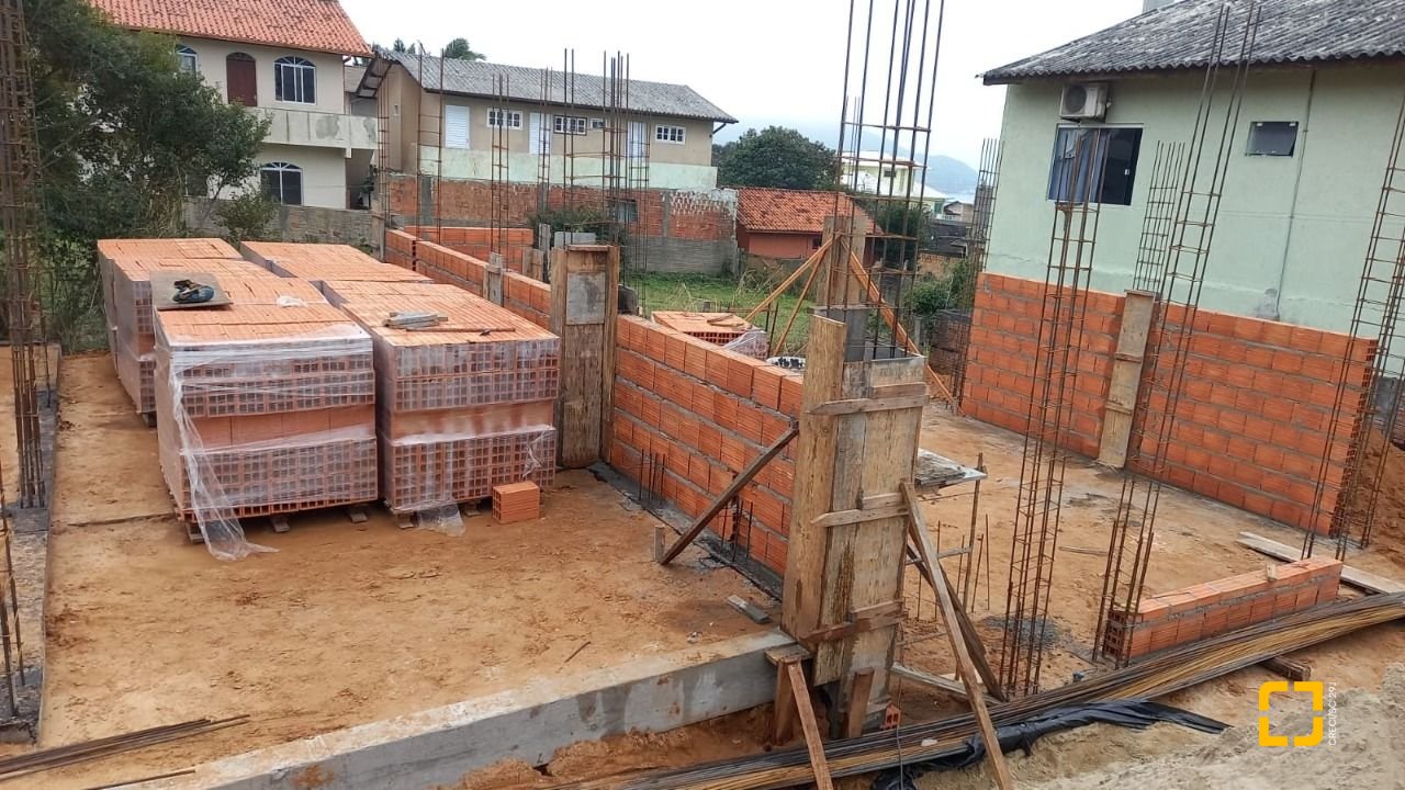 Casa com 113m², 4 quartos (sendo 1 suíte), 2 garagens, no bairro Santinho em Florianópolis