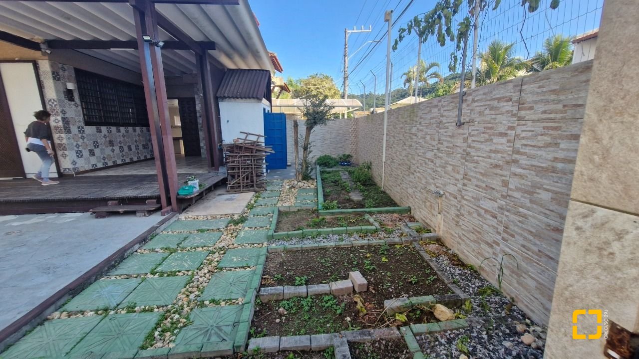 Casa com 367m², 4 quartos, 1 garagem, no bairro Canasvieiras em Florianópolis
