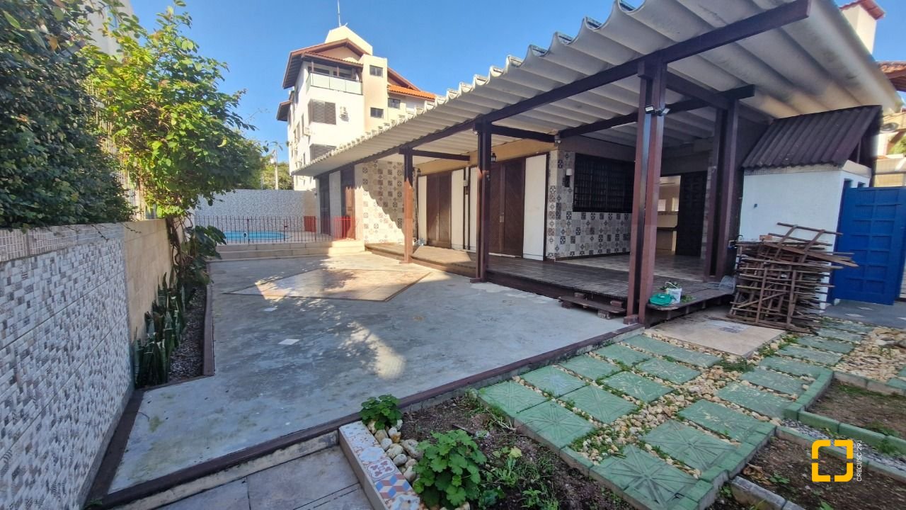 Casa com 367m², 4 quartos, 1 garagem, no bairro Canasvieiras em Florianópolis
