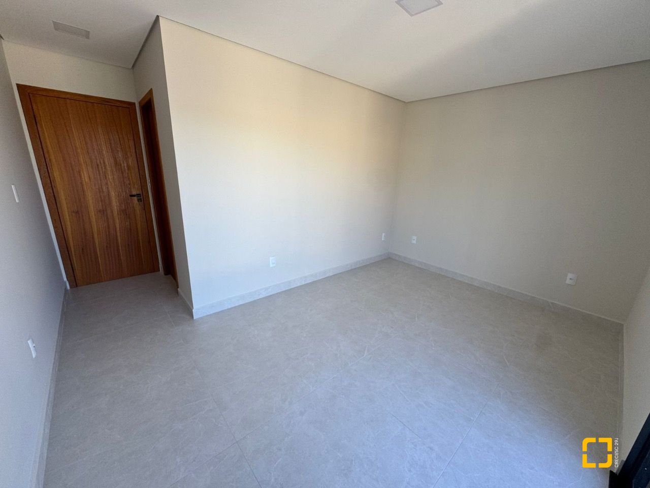 Casa com 135m², 5 quartos (sendo 1 suíte), 2 garagens, no bairro Rio Vermelho em Florianópolis