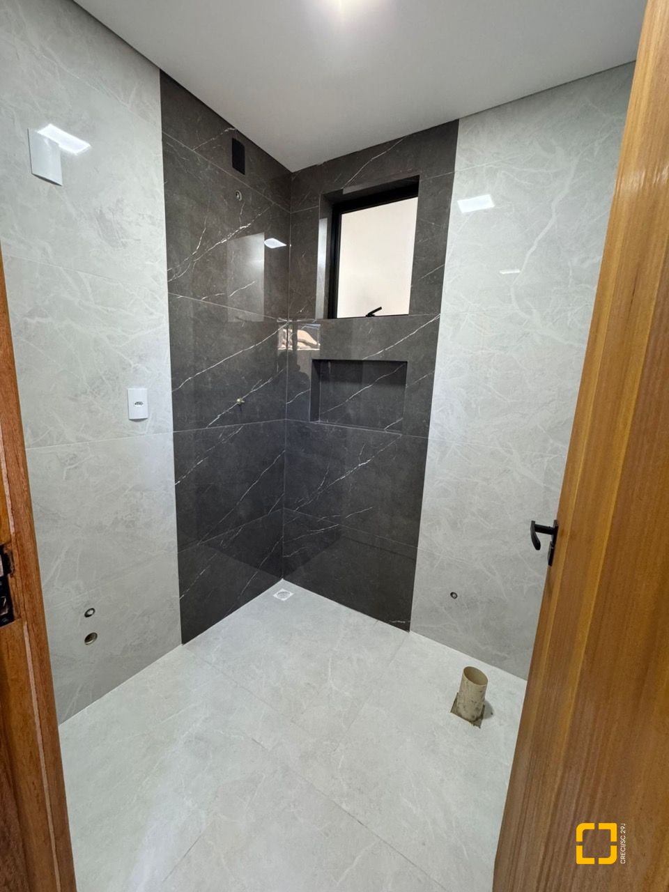 Casa com 135m², 5 quartos (sendo 1 suíte), 2 garagens, no bairro Rio Vermelho em Florianópolis