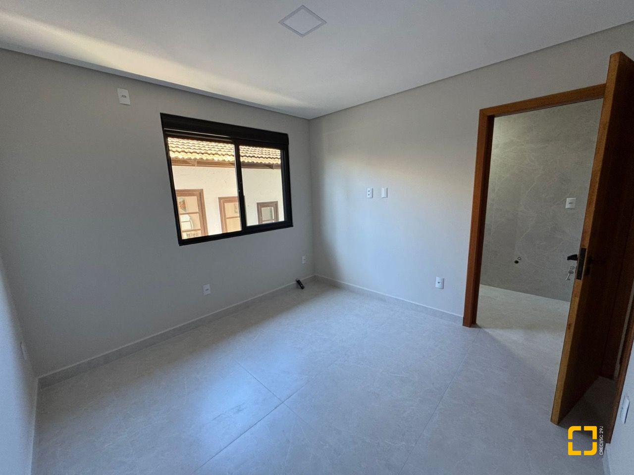 Casa com 135m², 5 quartos (sendo 1 suíte), 2 garagens, no bairro Rio Vermelho em Florianópolis