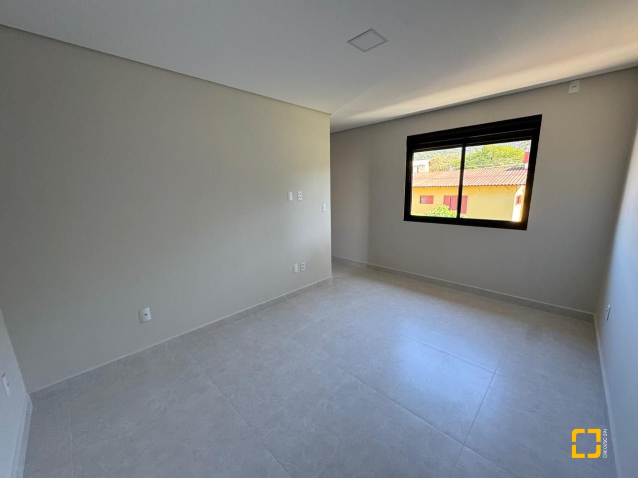 Casa com 135m², 5 quartos (sendo 1 suíte), 2 garagens, no bairro Rio Vermelho em Florianópolis