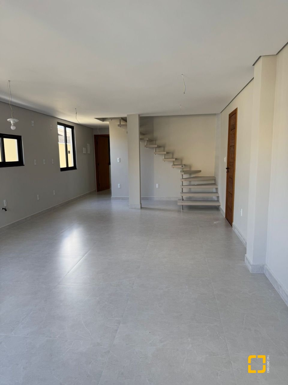 Casa com 135m², 5 quartos (sendo 1 suíte), 2 garagens, no bairro Rio Vermelho em Florianópolis