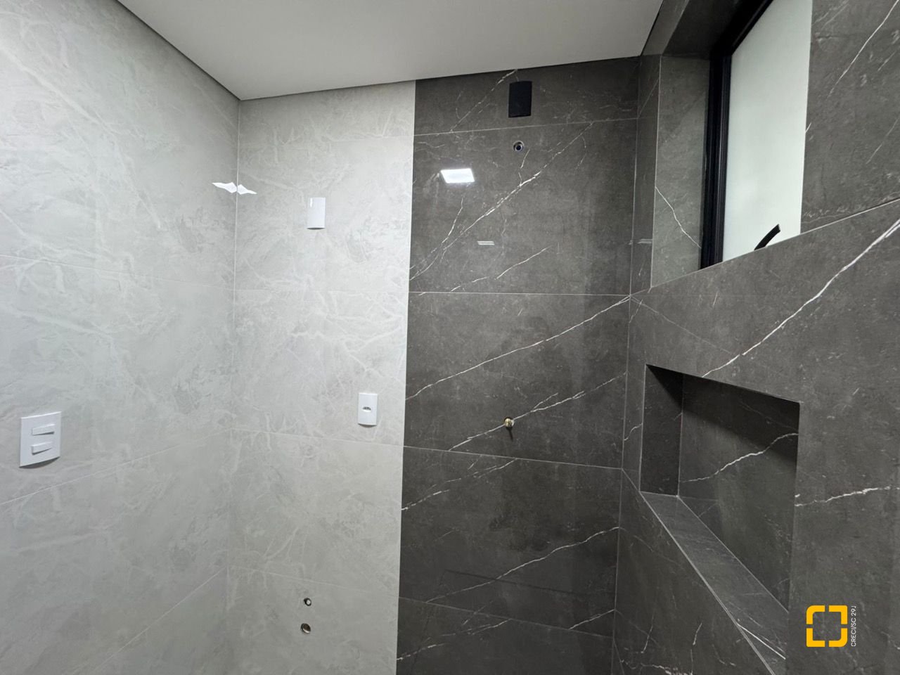 Casa com 135m², 5 quartos (sendo 1 suíte), 2 garagens, no bairro Rio Vermelho em Florianópolis