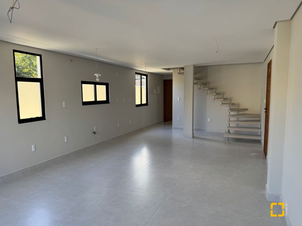 Casa com 135m², 5 quartos (sendo 1 suíte), 2 garagens, no bairro Rio Vermelho em Florianópolis