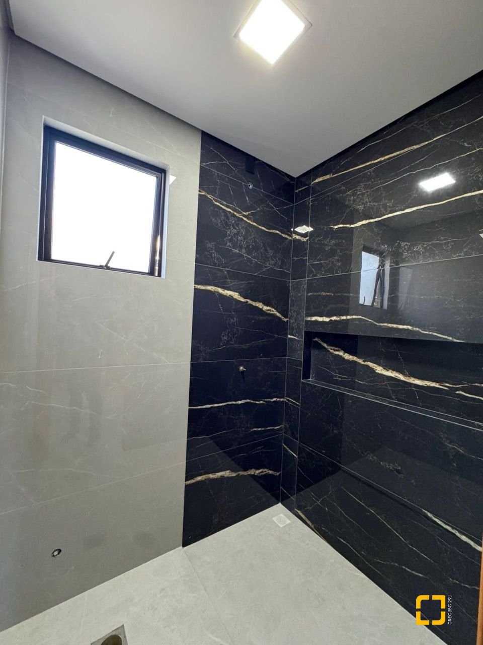 Casa com 135m², 5 quartos (sendo 1 suíte), 2 garagens, no bairro Rio Vermelho em Florianópolis