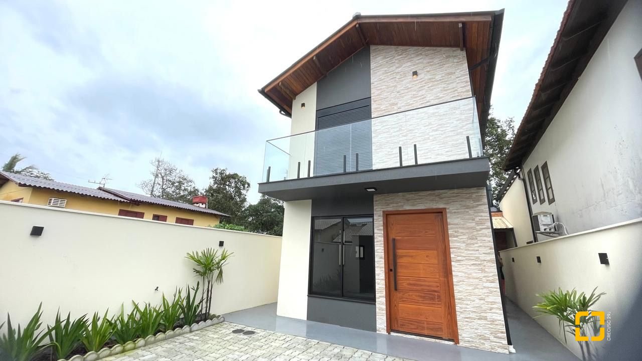 Casa com 135m², 5 quartos (sendo 1 suíte), 2 garagens, no bairro Rio Vermelho em Florianópolis