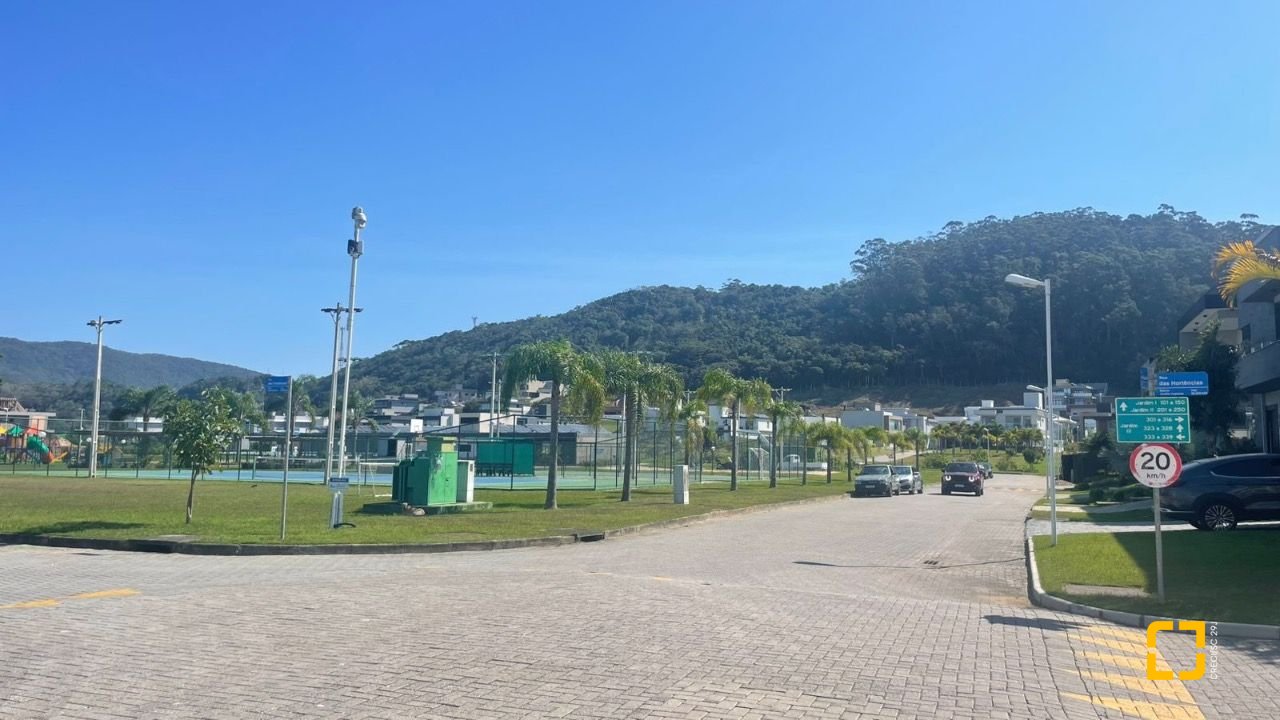 Casa de Condomínio com 360m², 8 quartos (sendo 4 suítes), 4 garagens, no bairro Ingleses em Florianópolis