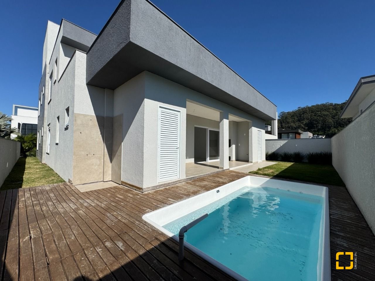 Casa de Condomínio com 360m², 8 quartos (sendo 4 suítes), 4 garagens, no bairro Ingleses em Florianópolis