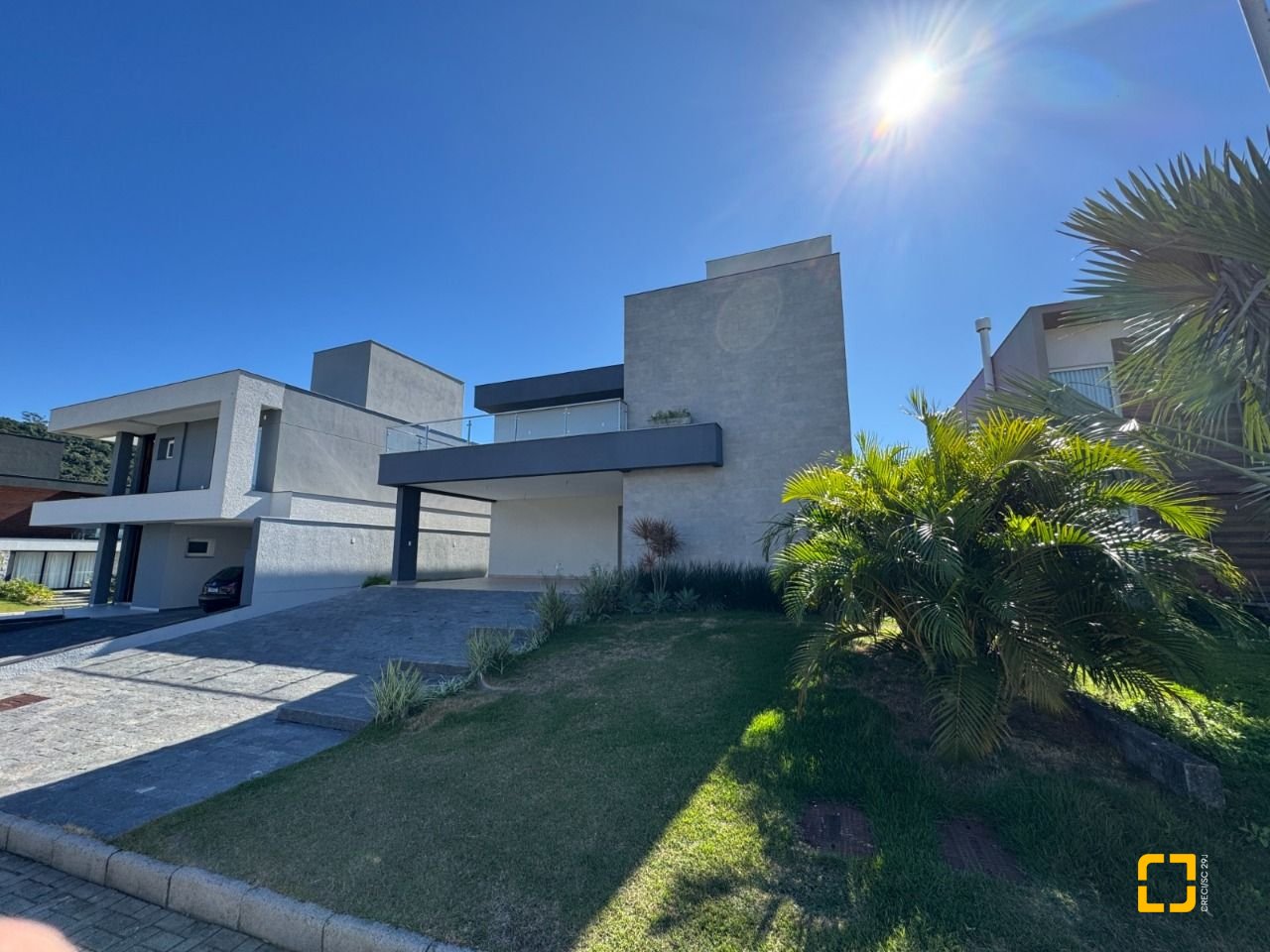 Casa de Condomínio com 360m², 8 quartos (sendo 4 suítes), 4 garagens, no bairro Ingleses em Florianópolis